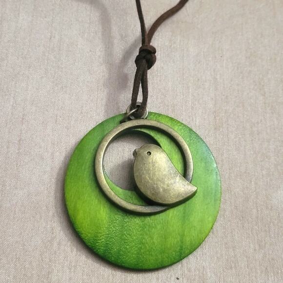 Cute little bird bronze and green background pendant necklace - Picture 1 of 3